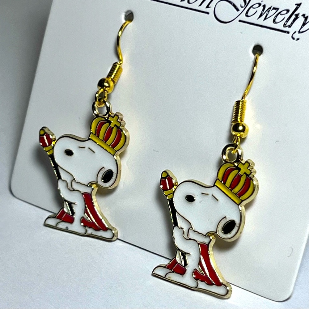 Peanuts Snoopy King Earrings